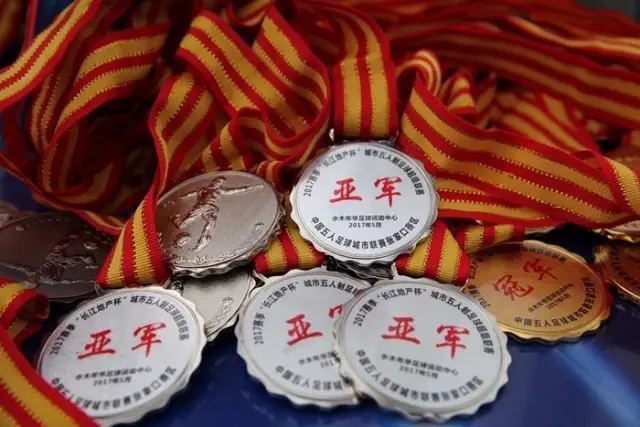 泰山27名球员合练 中卫+后腰有悬念 新外援竞争首发